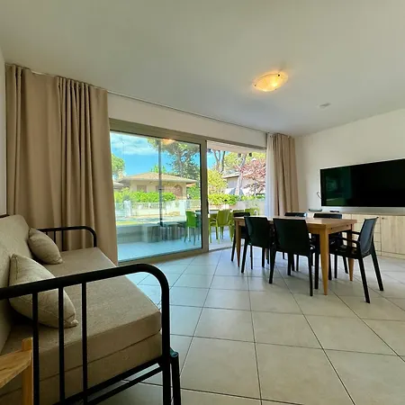 Prassitele Apartment *
